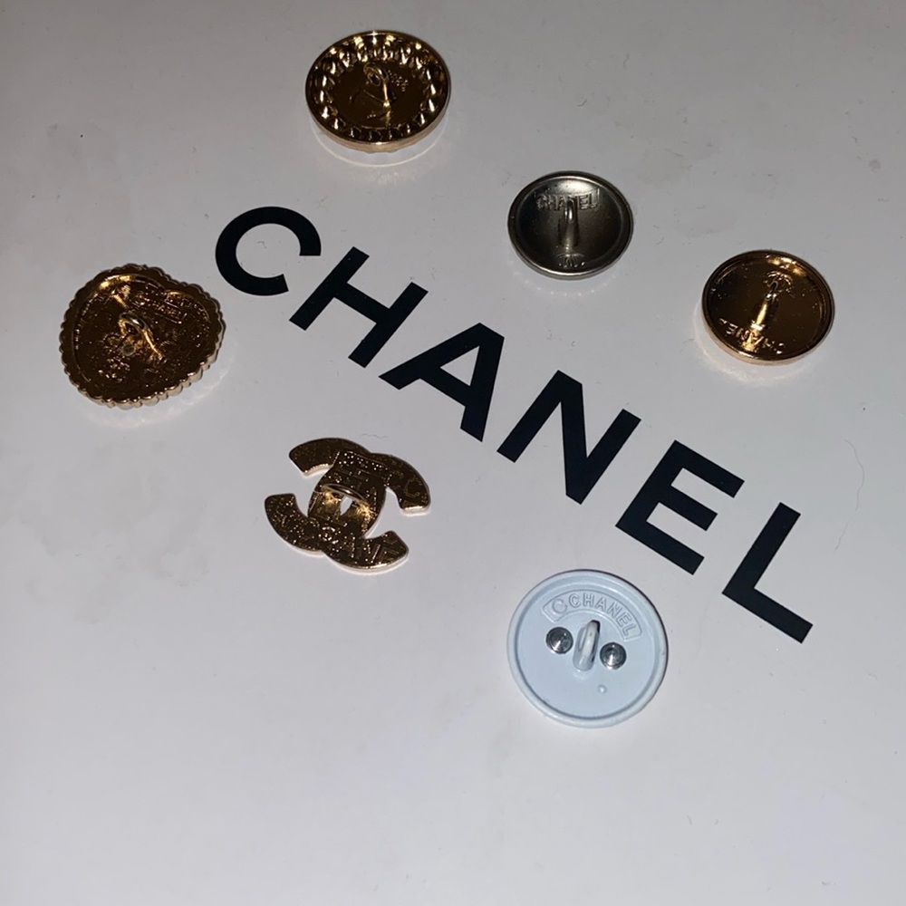 6 piece mixed variety vintage lot of Chanel buttons sizes vary - Picture 4 of 4